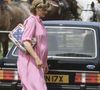 Vestido usado por Princesa Diana na gravidez: grávida, a famosa apostou por um modelo estilo chemise, com mangas mais longas, trazendo mais conforto para o dia a dia.