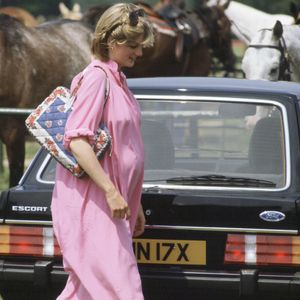 Vestido usado por Princesa Diana na gravidez: grávida, a famosa apostou por um modelo estilo chemise, com mangas mais longas, trazendo mais conforto para o dia a dia.