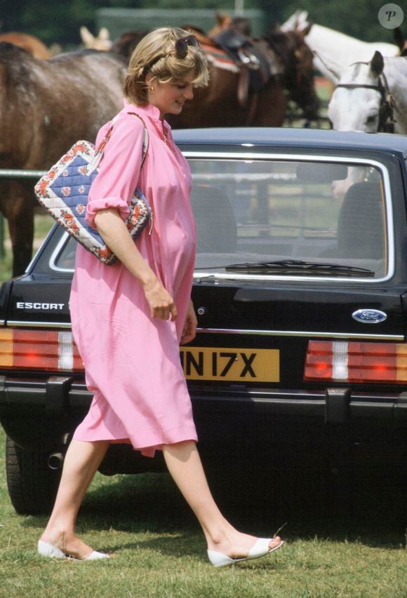 Vestido usado por Princesa Diana na gravidez: grávida, a famosa apostou por um modelo estilo chemise, com mangas mais longas, trazendo mais conforto para o dia a dia.