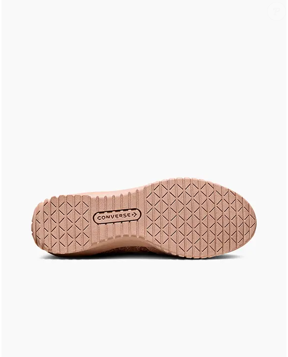 Entre as principais apostas para o inverno, o Run Star Trainer Floral Crochet se destaca por unir referências artesanais, inspiração balletcore e uma paleta suave que combina facilmente com os looks da estação