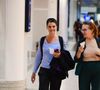 Ana Paula Arósio apostou em look básico e confortável, com camisa azul, calça e tênis preto para ir ao aeroporto no RJ.