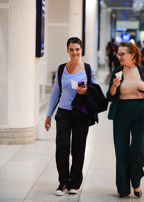 Ana Paula Arósio apostou em look básico e confortável, com camisa azul, calça e tênis preto para ir ao aeroporto no RJ.