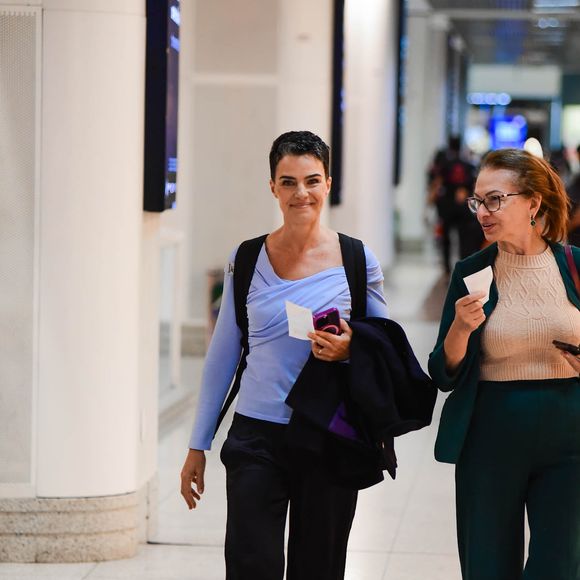Ana Paula Arósio apostou em look básico e confortável, com camisa azul, calça e tênis preto para ir ao aeroporto no RJ.