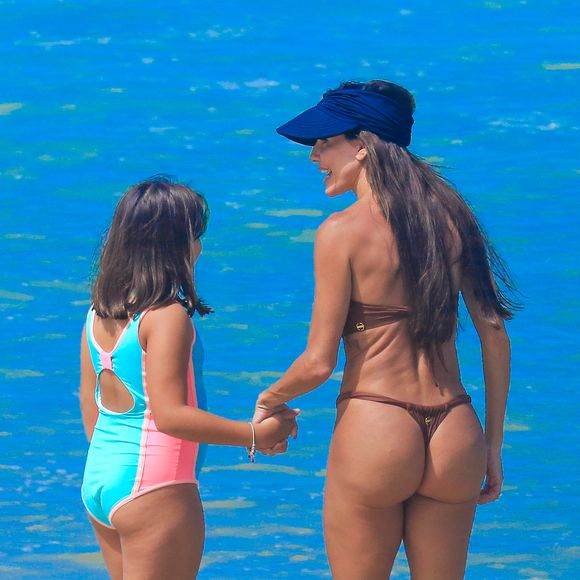 De biquíni fio-dental, o corpo de Deborah Secco roubou a cena