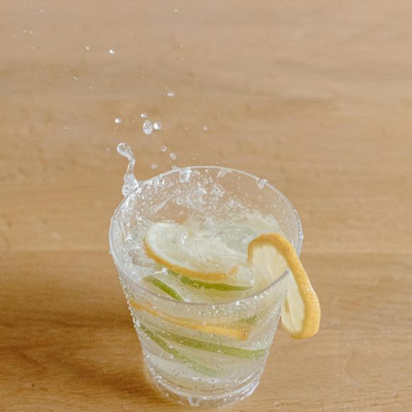 Mas atenção: quem sofre de refluxo, gastrite, esofagite ou outras condições gastrointestinais pode sentir mais desconforto com alimentos ácidos, especialmente o limão