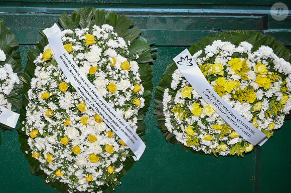 Corpo de Juca de Oliveira: em velório, ator ganhou coroas de flores de amigos e instituições