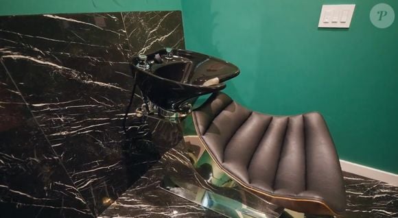 Casa de Demi Lovato reúne ambiente próprio para cantora cuidar dos cabelos e da pele