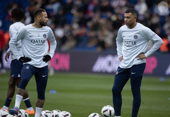 "Para mim, Neymar é um jogador que faz muita diferença. Eu joguei com ele, aprendi muito com ele", disse Mbappé