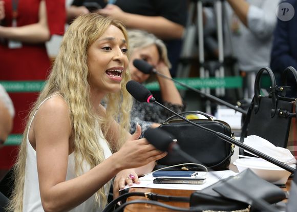 Deputada Erika Hilton: Como a primeira travesti a ocupar uma cadeira na Câmara dos Deputados, sua presença é um marco significativo para a comunidade LGBTQIA+.