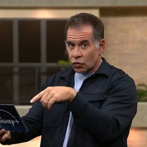 Leandro Hassum chamou atenção no Casa do Patrão ao surgir lendo um suposto recado do Disney+ após a repercussão da gafe envolvendo o nome da plataforma