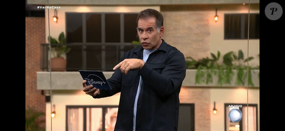 Leandro Hassum chamou atenção no Casa do Patrão ao surgir lendo um suposto recado do Disney+ após a repercussão da gafe envolvendo o nome da plataforma