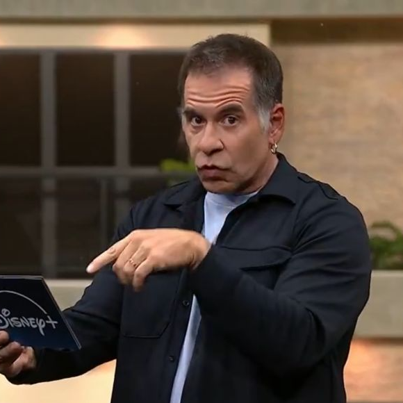 Leandro Hassum chamou atenção no Casa do Patrão ao surgir lendo um suposto recado do Disney+ após a repercussão da gafe envolvendo o nome da plataforma