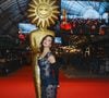 Fernanda Marques, de Quem Ama Cuida, apostou em um vestido azul-marinho transparente de Glória Coelho para o Festival de Cinema de Gramado. A peça tem flores tridimensionais, corset aparente e foi combinada com coturnos pretos