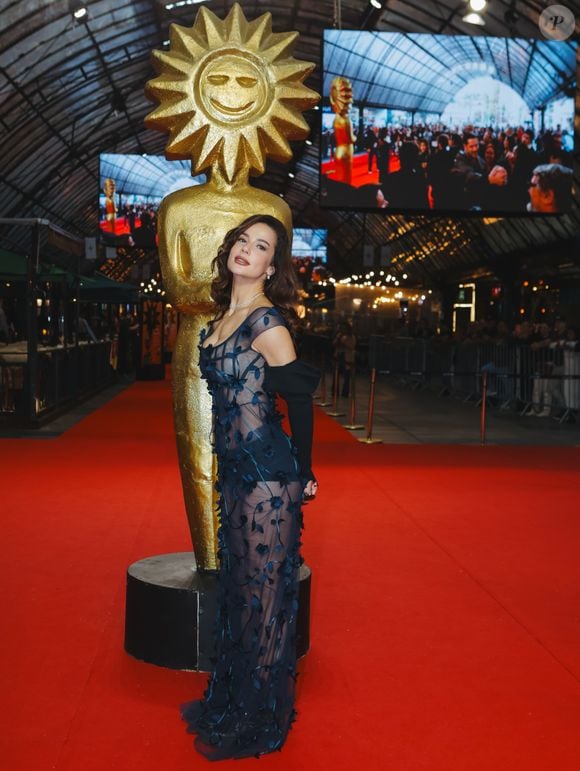 Fernanda Marques, de Quem Ama Cuida, apostou em um vestido azul-marinho transparente de Glória Coelho para o Festival de Cinema de Gramado. A peça tem flores tridimensionais, corset aparente e foi combinada com coturnos pretos
