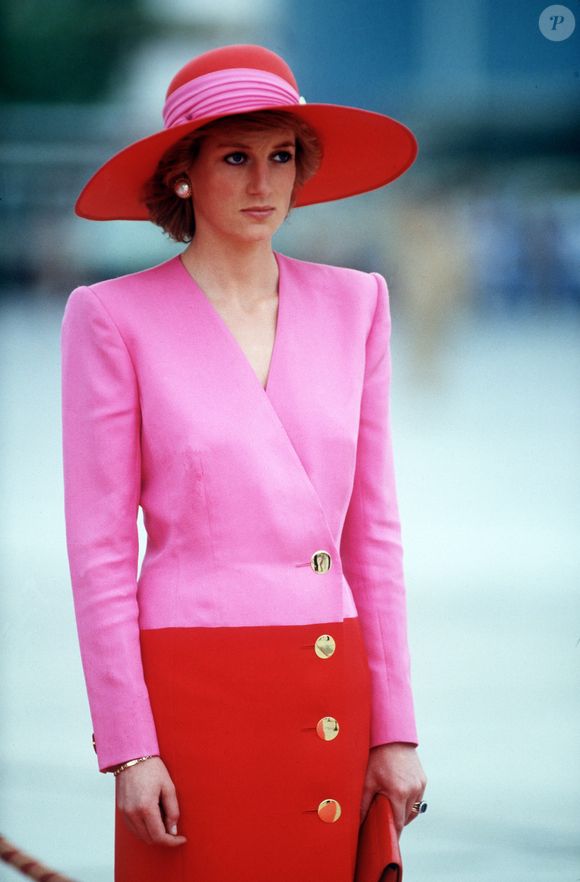 Conjuntos com tons de rosa: Princesa Diana adorava usar conjuntos, ainda mais se combinados à cores complementares, trazendo uma estética vibrante. Neste caso, a famosa compôs com uma tonalidade de vermelho mais aberto.