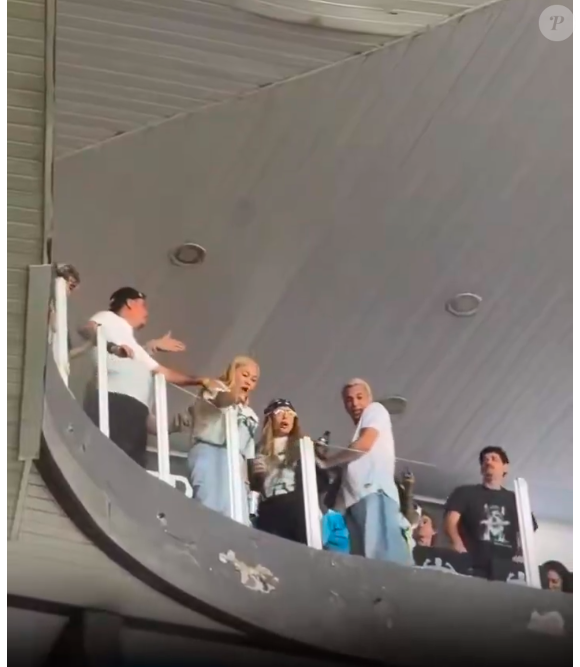 Em seguida, a irmã de Neymar também foi alvo de torcedores do Mirassol, que a chamaram de "biscate"
