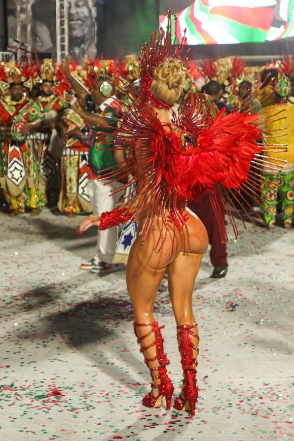Virgínia desfilou sem o costeiro no Carnaval 2026 da Grande Rio na frente dos dois jurados localizados no módulo 4 na Sapucaí: entendimento dos julgadores pode fazer escola perder pontos em fantasia