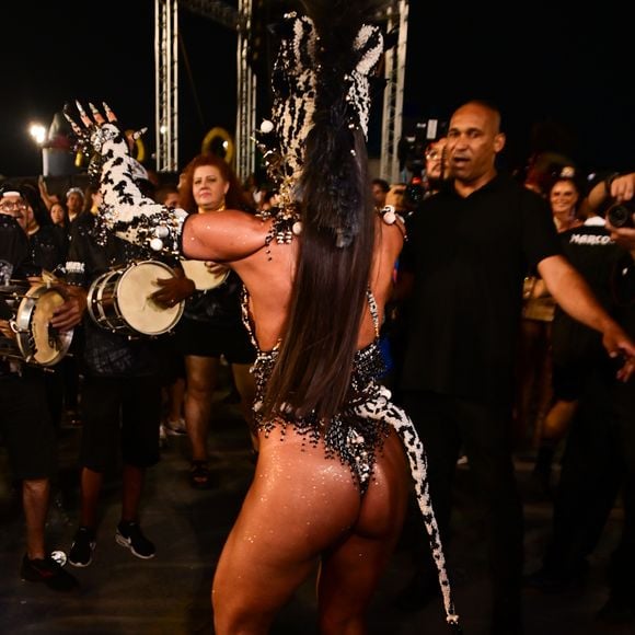 O bumbum de Sabrina Sato roubou a cena em um look fio-dental