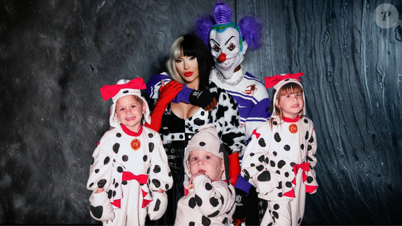 Vini Jr. surgiu 'escondido' em festa do Dia das Bruxas 2025 com Virgínia e os filhos da namorada