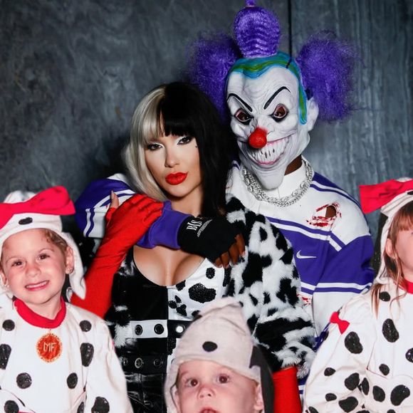 Vini Jr. surgiu 'escondido' em festa do Dia das Bruxas 2025 com Virgínia e os filhos da namorada