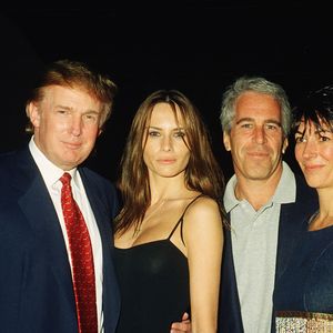 Segundo a BBC, não há evidências de conduta criminal por parte de Donald Trump, mas sua amizade com Jeffrey Epstein até 2004 o colocou novamente no centro das discussões sobre o caso. Na foto, aparecem, da esquerda para a direita, Trump, sua então namorada e futura esposa Melania Knauss, o futuro criminoso sexual condenado Jeffrey Epstein e a socialite britânica Ghislaine Maxwell