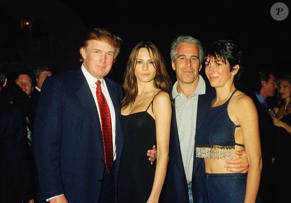 Segundo a BBC, não há evidências de conduta criminal por parte de Donald Trump, mas sua amizade com Jeffrey Epstein até 2004 o colocou novamente no centro das discussões sobre o caso. Na foto, aparecem, da esquerda para a direita, Trump, sua então namorada e futura esposa Melania Knauss, o futuro criminoso sexual condenado Jeffrey Epstein e a socialite britânica Ghislaine Maxwell