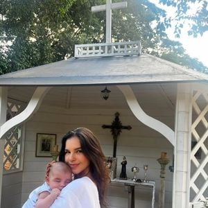 Mariana Rios com o filho após relatar dificuldades na amamentação e episódios de dor no pós-parto