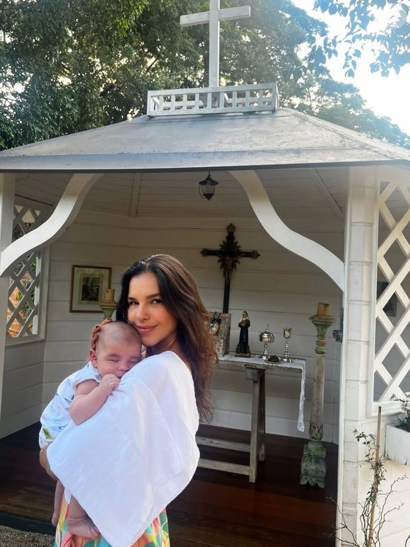 Mariana Rios com o filho após relatar dificuldades na amamentação e episódios de dor no pós-parto