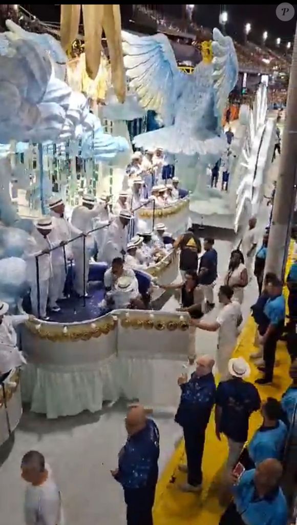 Cena envolvendo a Velha Guarda da Portela durante o desfile gerou forte reação nas redes sociais e levantou questionamentos sobre o tratamento dado a integrantes históricos da escola