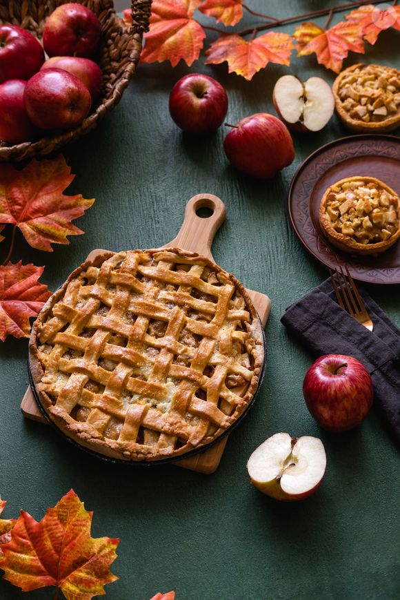 Inspirado nas tonalidades da tradicional torta de maçã norte-americana, o New Balance 9060 'Linen Burgundy' combina visual aconchegante e design contemporâneo para quem busca estilo sem abrir mão do conforto