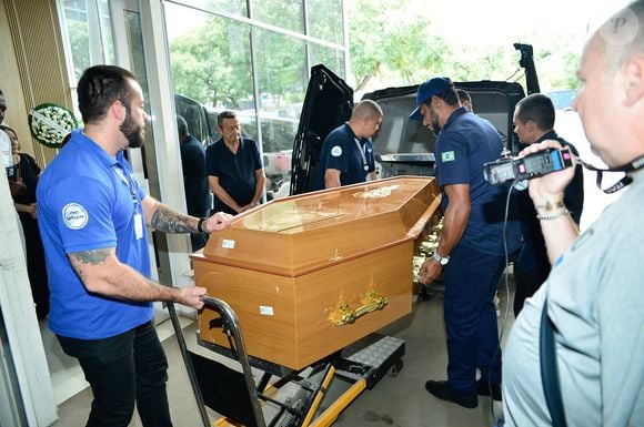 Corpo de Gerson Brenner deixou velório no começo da tarde de 25 de março de 2026