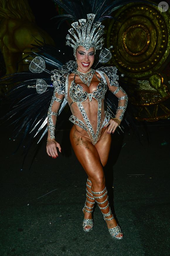 Tati Minerato escolheu uma fantasia semelhante à de Mariana Goldfarb, mas na cor prata