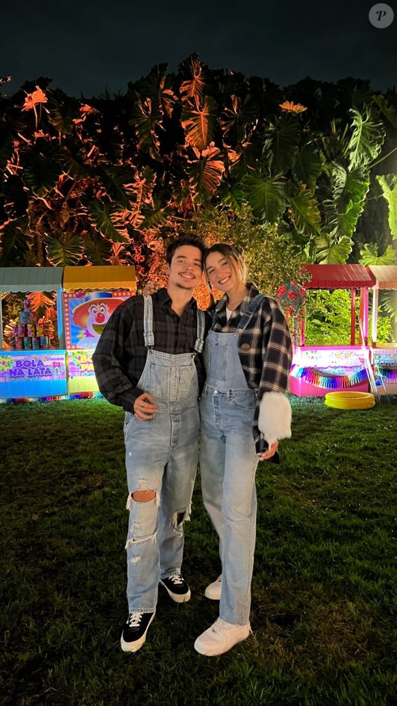 Macacão jeans com camisa xadrez: Sasha e João Figueiredo combinaram looks para festa junina