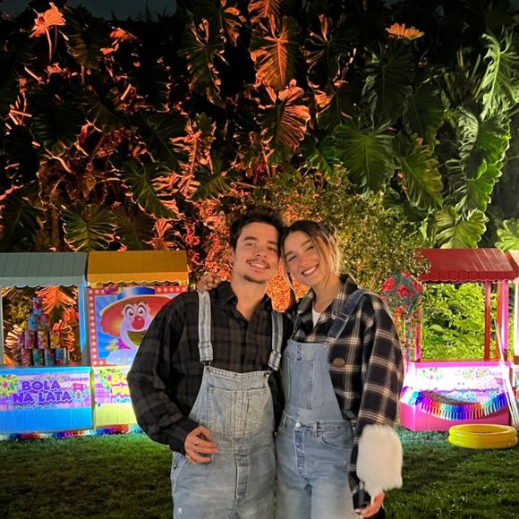 Macacão jeans com camisa xadrez: Sasha e João Figueiredo combinaram looks para festa junina