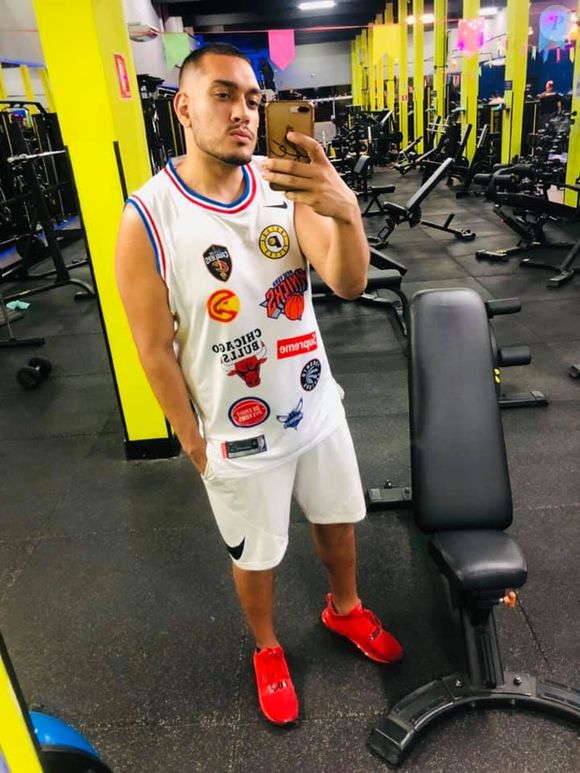 Durante seu processo de emagrecimento, MC Binn parou de compartilhar fotos sem camisa