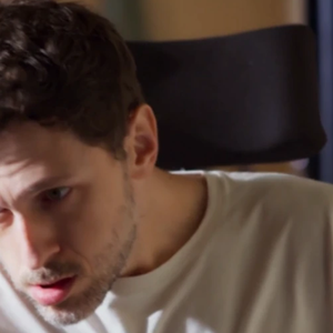 Leonardo assinará com digitais papeis para casamento com Ana Clara