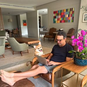 Localizada no Jardim Botânico, a cobertura de Tadeu Schmidt fica em um prédio de alto padrão, com segurança 24 horas e elevador privativo, de acordo com a revista Caras