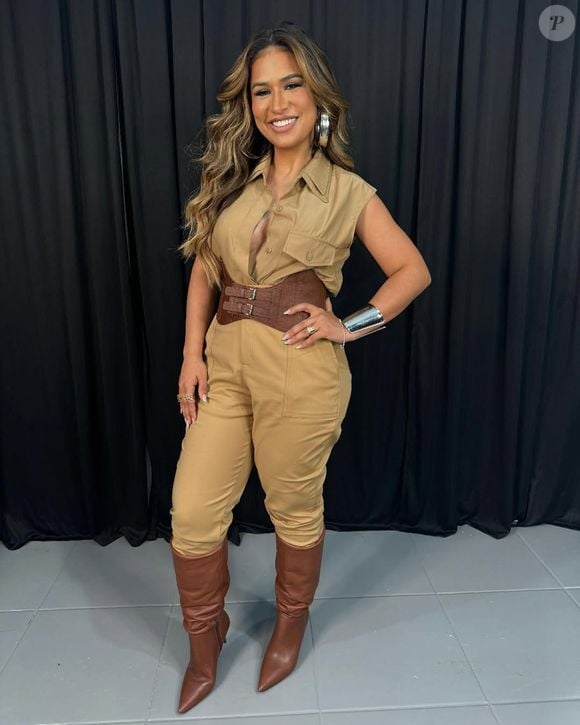 Depois de perder muito peso, Simone Mendes passou por uma cirurgia para acabar com a flacidez de pele