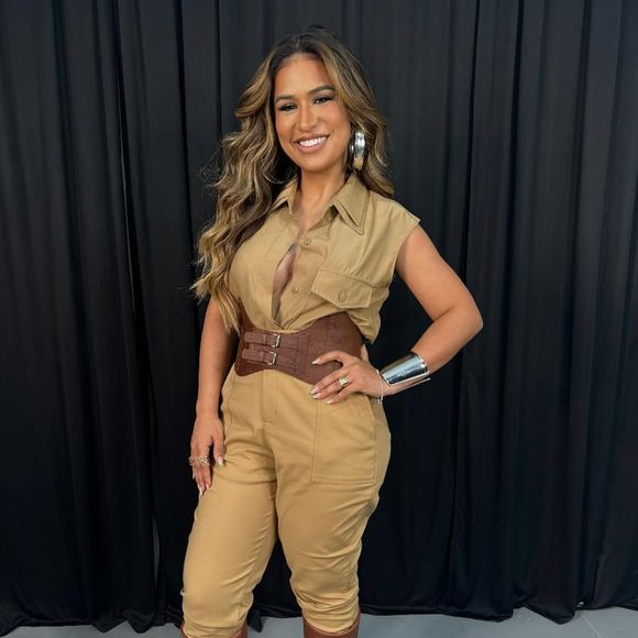 Depois de perder muito peso, Simone Mendes passou por uma cirurgia para acabar com a flacidez de pele