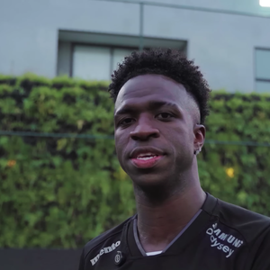 Vini Jr. também possui um campo de futebol particular em sua mansão milionária