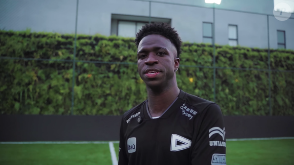 Vini Jr. também possui um campo de futebol particular em sua mansão milionária