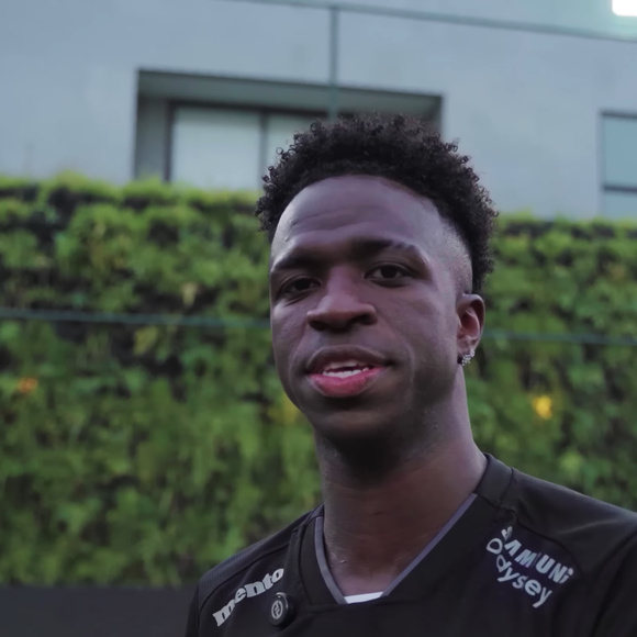 Vini Jr. também possui um campo de futebol particular em sua mansão milionária