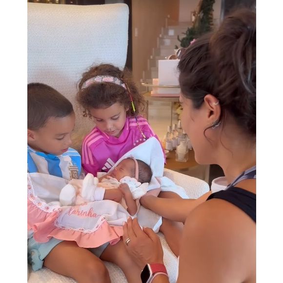 Filhos de Camilla Camargo deram colo à tia Clara, nascida no dia de Natal de 2024