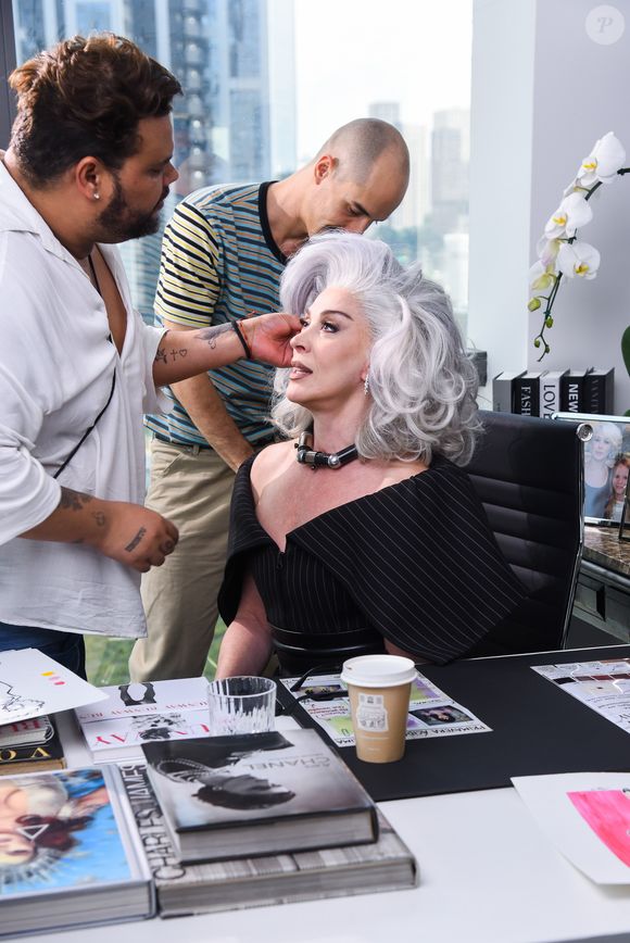 Claudia Raia em preparação para ensaio fotográfico como Miranda Priestly em 'O Diabo Veste Prada – Um Novo Musical'