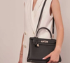 Hermès Kelly 28, com ferragens prateadas, tem preço estimado entre R$ 130 mil e R$ 200 mil em 2025