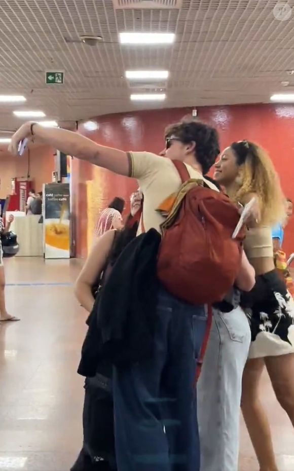 Shawn Mendes ainda parou para tirar fotos com fãs