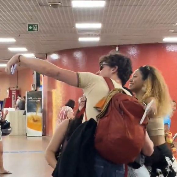 Shawn Mendes ainda parou para tirar fotos com fãs