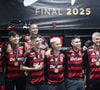 Hoje com salário de R$ 1,1 milhão, Pulgar já foi campeão da Libertadores pelo Flamengo em 2 anos (2022 e 2025) - na foto, jogador é o terceiro da esquerda para a direita