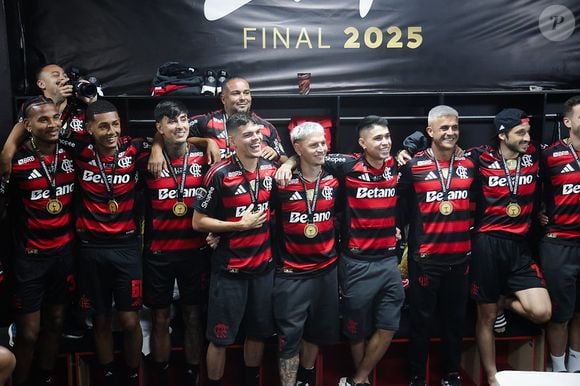 Hoje com salário de R$ 1,1 milhão, Pulgar já foi campeão da Libertadores pelo Flamengo em 2 anos (2022 e 2025) - na foto, jogador é o terceiro da esquerda para a direita