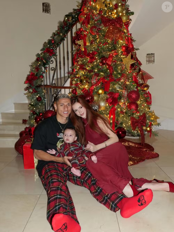 A influenciadora Amanda Araújo mostrou detalhes do primeiro Natal do filho, Richarlison Junior, fruto do relacionamento com o atacante Richarlison, jogador do Tottenham e da Seleção Brasileira.